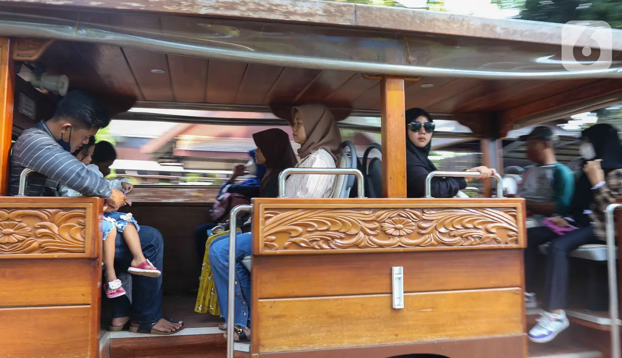 <p>Pengunjung menaiki kereta di Taman Mini Indonesia Indah (TMII) di Jakarta, Kamis (5/5/2022). Pengelola TMII membatasi jumlah pengunjung maksimal 15 ribu orang pada libur Lebaran karena kawasan tersebut masih dalam tahap revitalisasi untuk persiapan G20. (Liputan6.com/Herman Zakharia)</p>