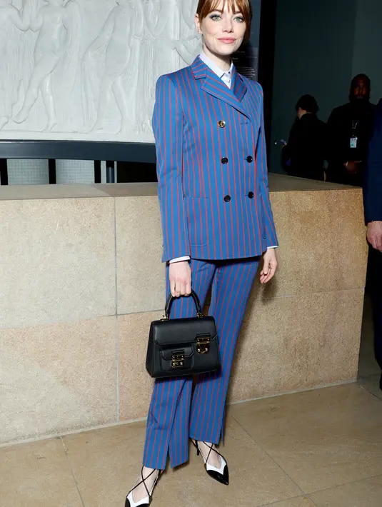 Emma Stone tampil classy dengan setelan jas double breasted berwarna biru dan heels [Louis Vuitton]
