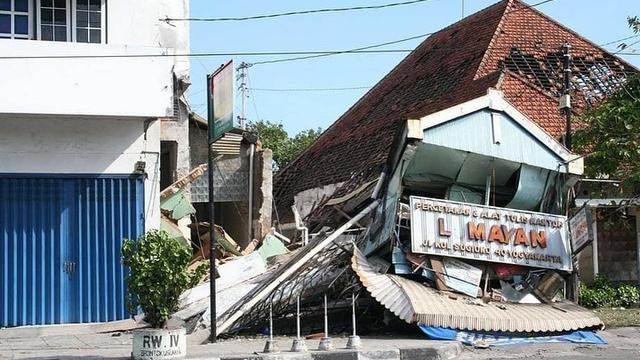 Potret lawas saat Gempa Jogja tahun 2006. (Sumber Foto oleh Anton Asmonodento via Instagram/wonderfuljogja)