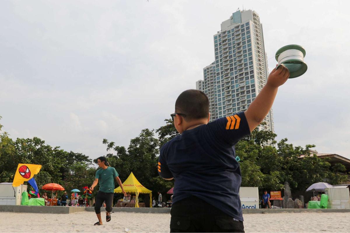 Ratusan ribu pengunjung padati Pantai Lagoon Ancol saat libur Waisak