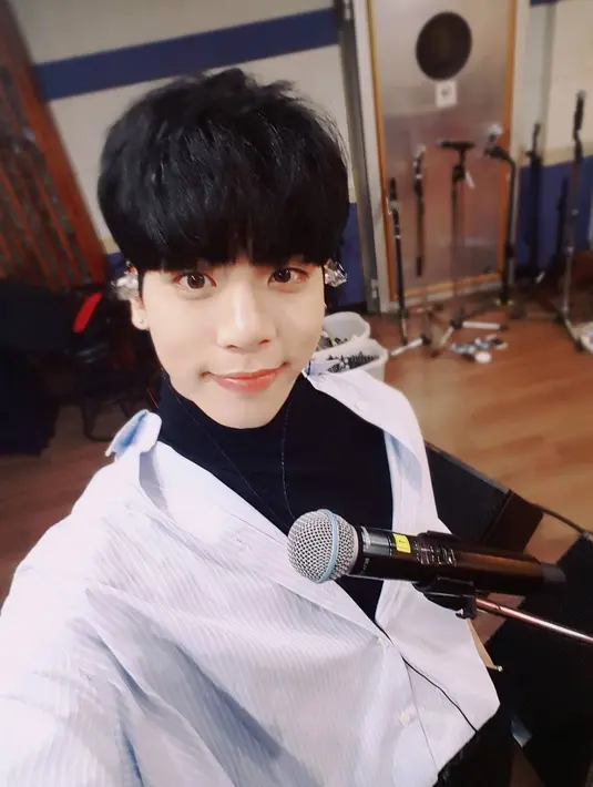 Kim Jong Hyung meninggal dengan cara tragis yakni bunuh diri. Petolan grup SHINee ini menghembuskan napas terakhirya pada 18 Desember 2017. (instagram/jonghyun.948)