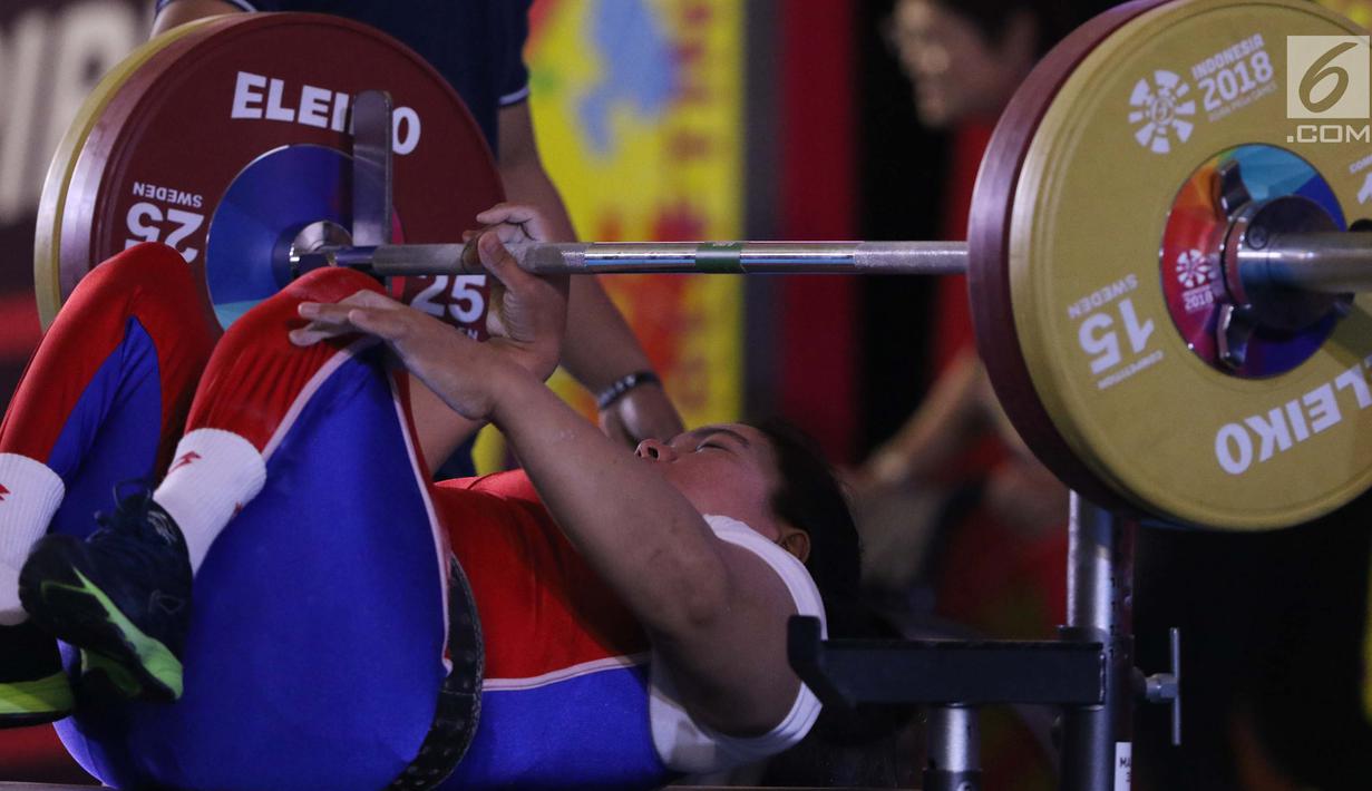 Atlet Para Powerlifting Indonesia, Siti Mahmudah bersiap melakukan angkatan beban di kelas Womens Up 79kg Asian Para Games 2018 di Jakarta, Rabu (10/10). Siti Mahmudah meraih perak dengan total angkatan 120 kg. (Liputan6.com/Helmi Fithriansyah)