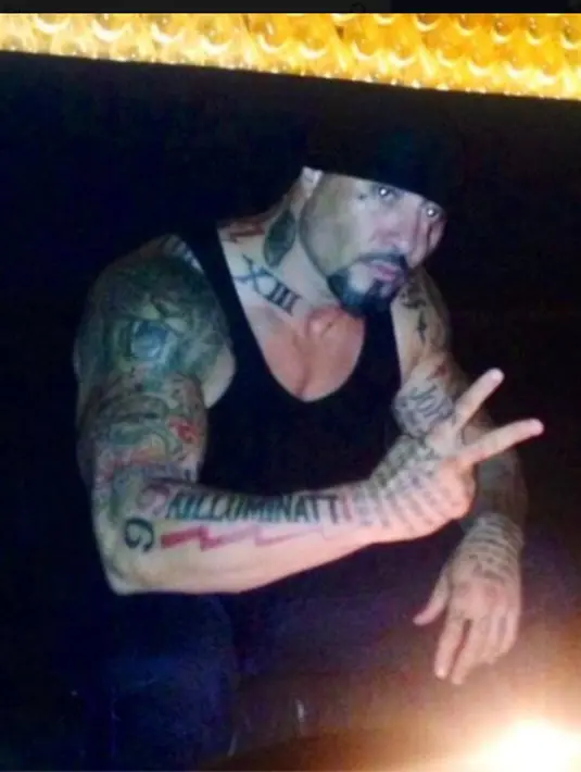 Amokrane Sabet memiliki postur tinggi badan sekitar dua meter, dan memiliki badan kekar. Dari beberapa fotonya, tubuh Amokrane banyak dipenuhi tato. Bahkan kedua tanggannya juga banyak dipenuhi dengan tulisan-tulisan. (Istimewa)