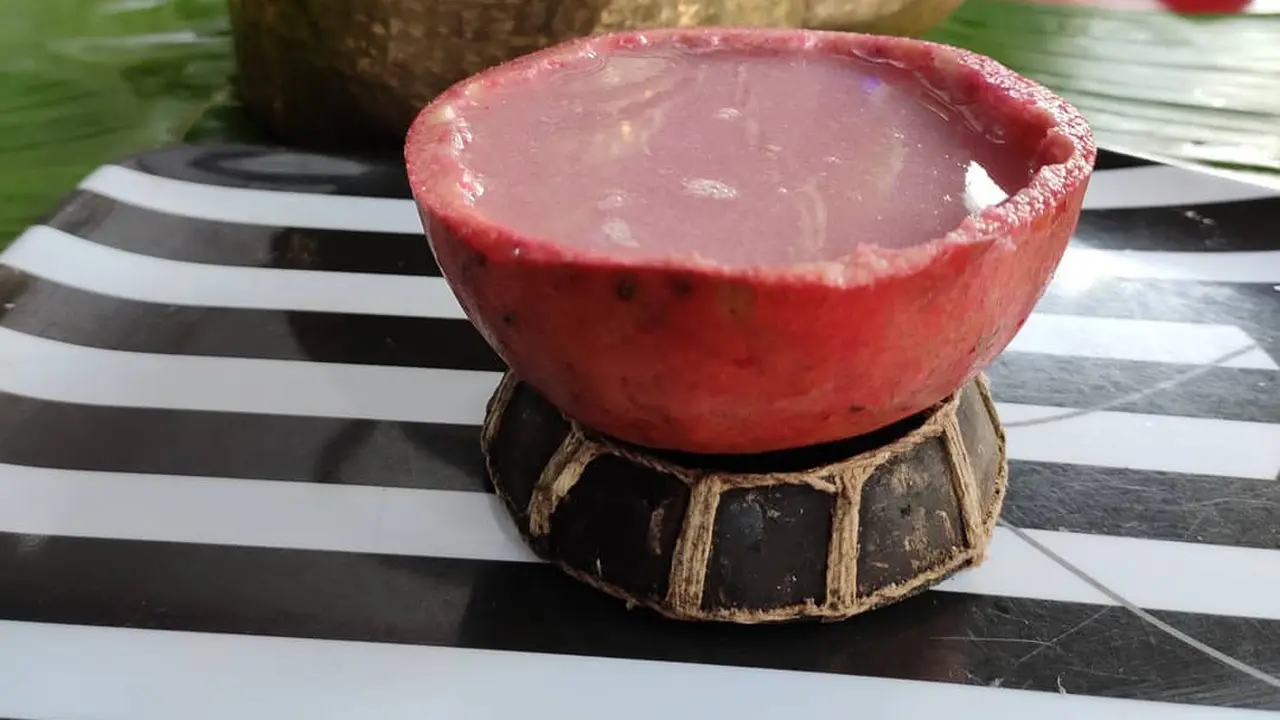 Jus disajikan dalam kulit buah di Eat Raja.