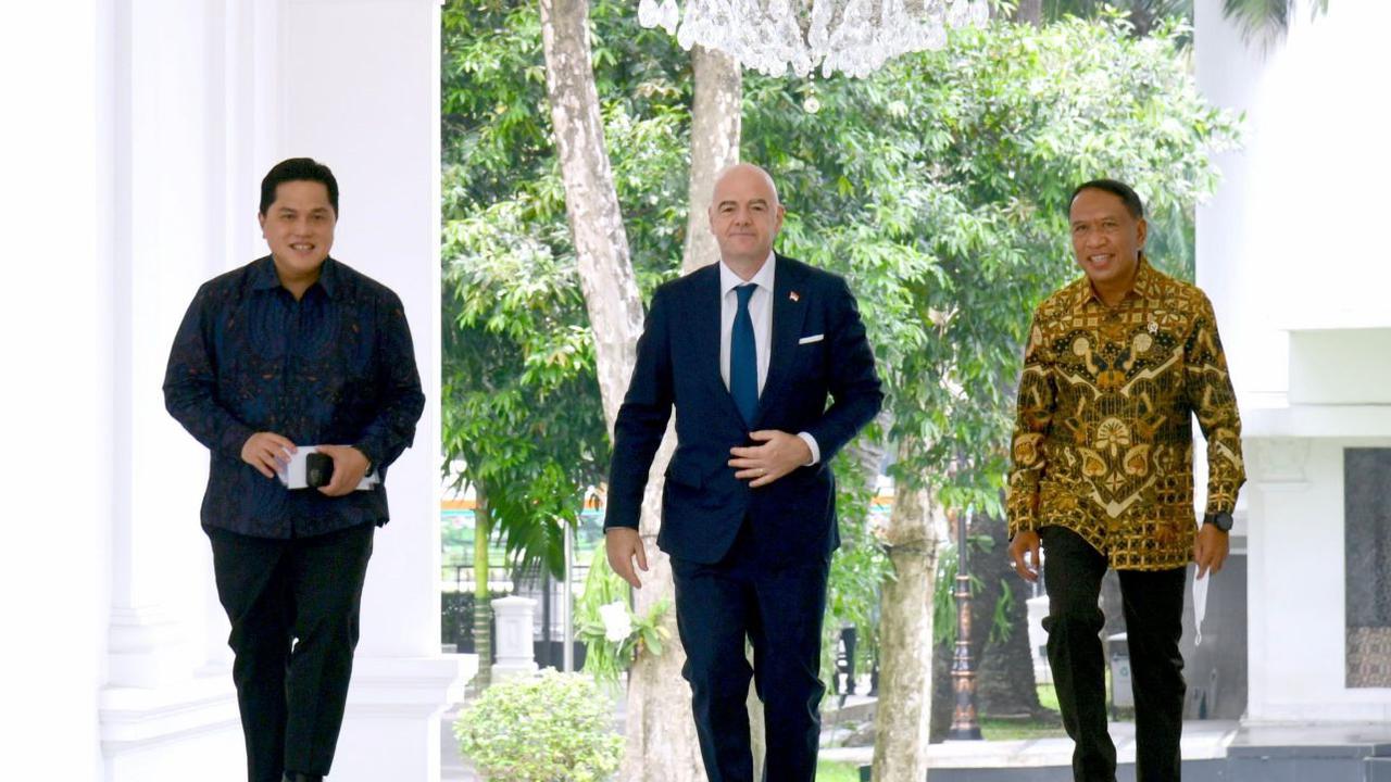 Menteri BUMN, Erick Thohir bersama Presiden FIFA, Gianni Infantino