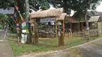 Suasana Tempat Pemungutan Suara  (TPS) 30 bernuansa rumah adat Sunda di lingkungan RT 02 RW 06 Kelurahan Cipayung, Depok, Jawa Barat, Selasa (8/12/2020). Jelang pelaksanaa Pilkada serentak 2020, sejumlah TPS bernuansa rumah adat dari berbagai daerah di Indonesia. (Liputan6.com/Herman Zakharia)