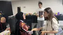 Momen saat Syifa Hadju bertemu Mulan Jameela. Ini sebenarnya bukan pertemuan mereka yang pertema. Tak heran jika keduanya sudah akrab. (Foto: YouTube/ Ahmad Dhani)