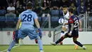 Pemain Inter Milan Lautaro Martinez (kedua kanan) berebut bola dengan pemain Cagliari Luca Ceppitelli pada pertandingan sepak bola Liga Italia di Sardegna Arena, Cagliari, Italia, 15 Mei 2022. Inter Milan menang 3-1. (Alberto PIZZOLI/AFP)