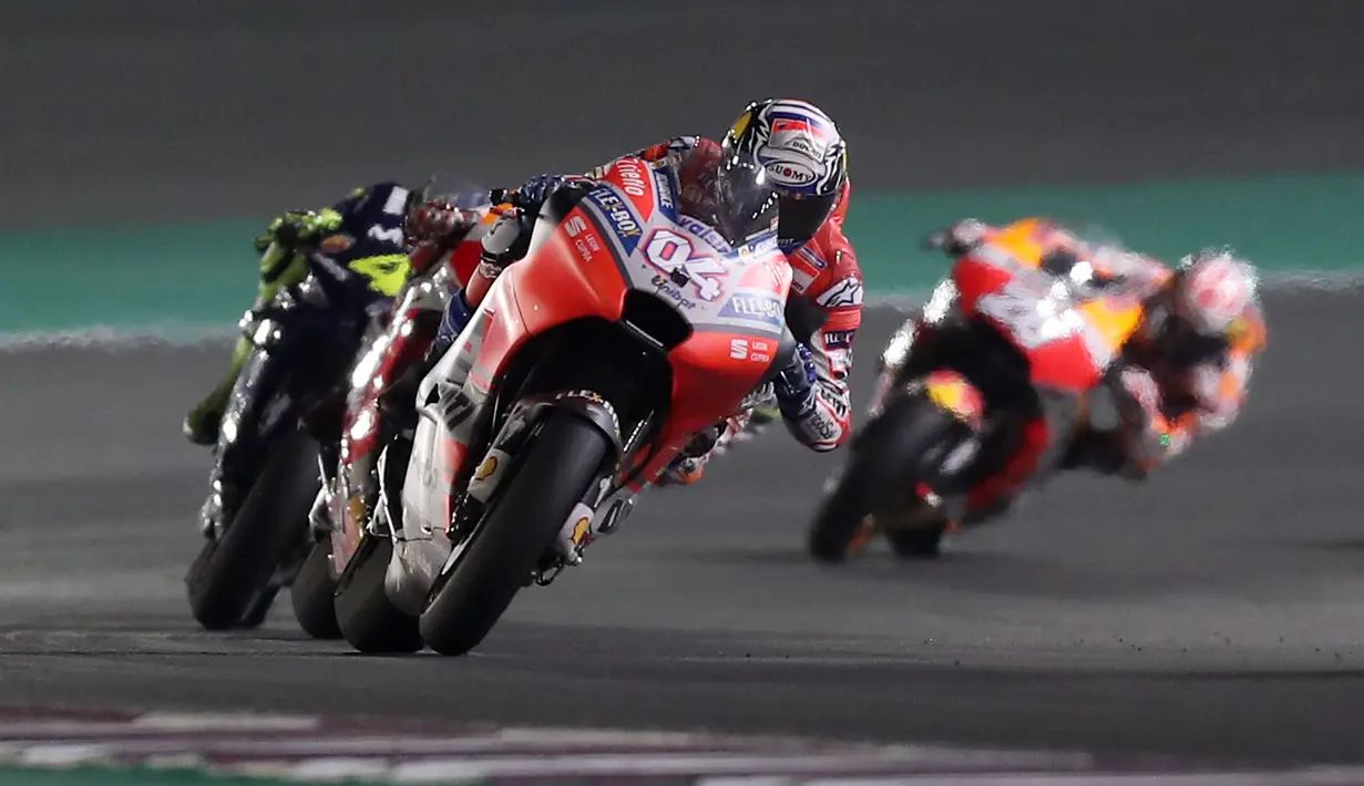 Pembalap Ducati Andrea Dovizioso memimpin balapan MotoGP Qatar 2018 di Sirkuit Internasional Losail (18/3). Andrea Dovizioso sukses memenangi seri pembuka MotoGP 2018 di Qatar. (AFP Photo/Karim Jaafar)