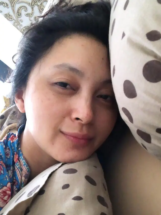 6 Potret Della Puspita Tanpa Makeup, Awet Muda di Usia 41 Tahun