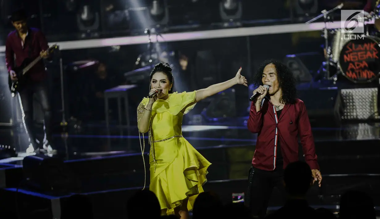 Penampilan kolaborasi grup band Slank bersama Diva Indonesia, Krisdayanti dalam konser Slank In Love di Jakarta, Selasa (27/2). Duet Slank bersama Krisdayanti kemudian dilanjutkan dalam lagu berjudul Ku Tak Bisa. (Liputan6.com/Faizal Fanani)