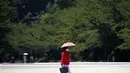 Pejabat cuaca Jepang mengeluarkan peringatan sengatan panas pertama tahun ini untuk Tokyo dan prefektur terdekat, mendesak orang untuk tinggal di dalam rumah dan menghindari olahraga sebanyak mungkin. (AP Photo/Eugene Hoshiko)