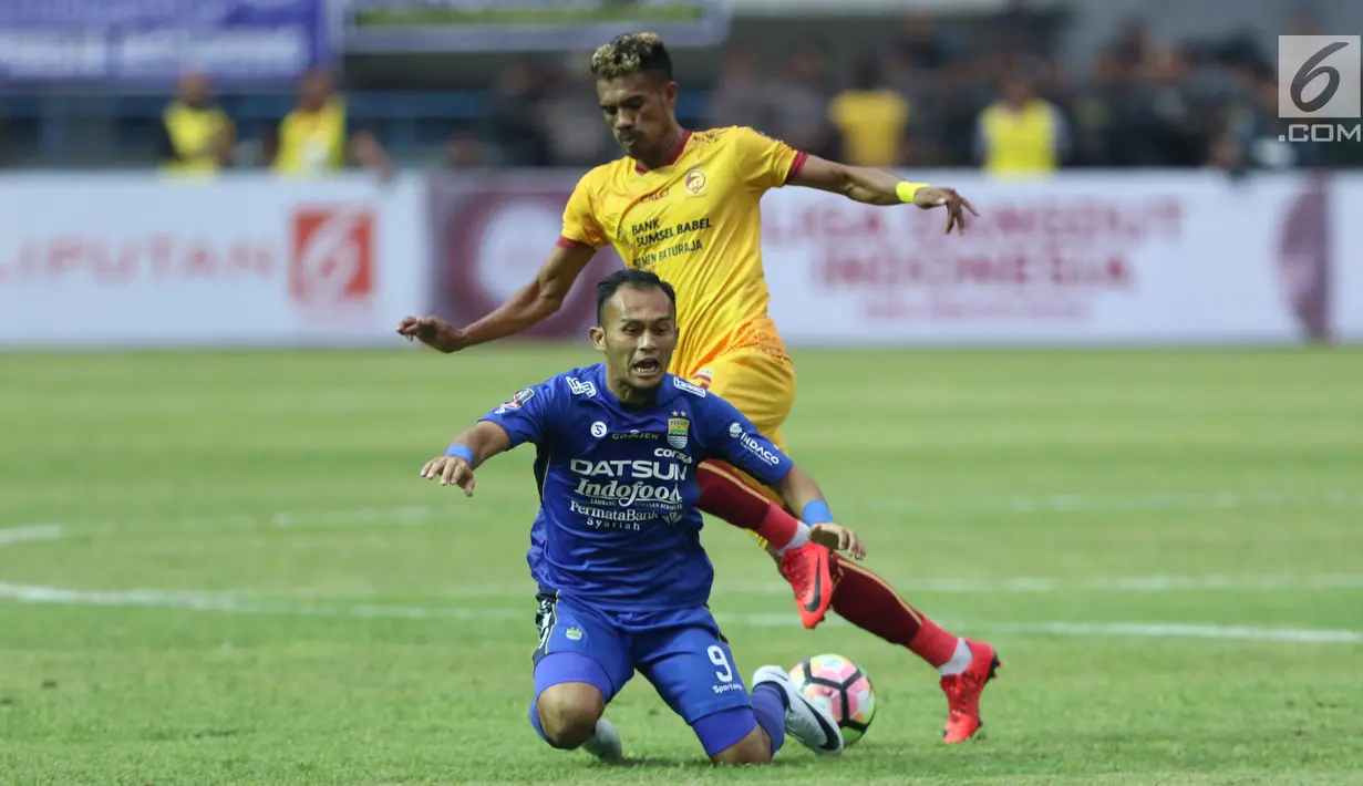 Penyerang Persib, Airlangga terjatuh saat berebut bola dengan pemain Sriwijaya FC, Alfin Tuasalamony pada laga pembuka Piala Presiden 2018 di Stadion GBLA, Bandung, Selasa (16/1). Persib unggul 1-0. (Liputan6.com/Helmi Fithriansyah)