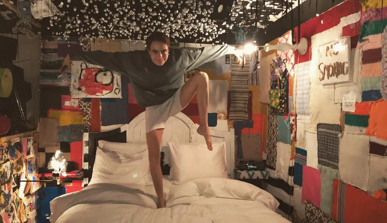 Tak hanya itu, ia pun mengunggah tingkah konyol Cara saat berada di atas ranjang. (instagram/parisjackson)