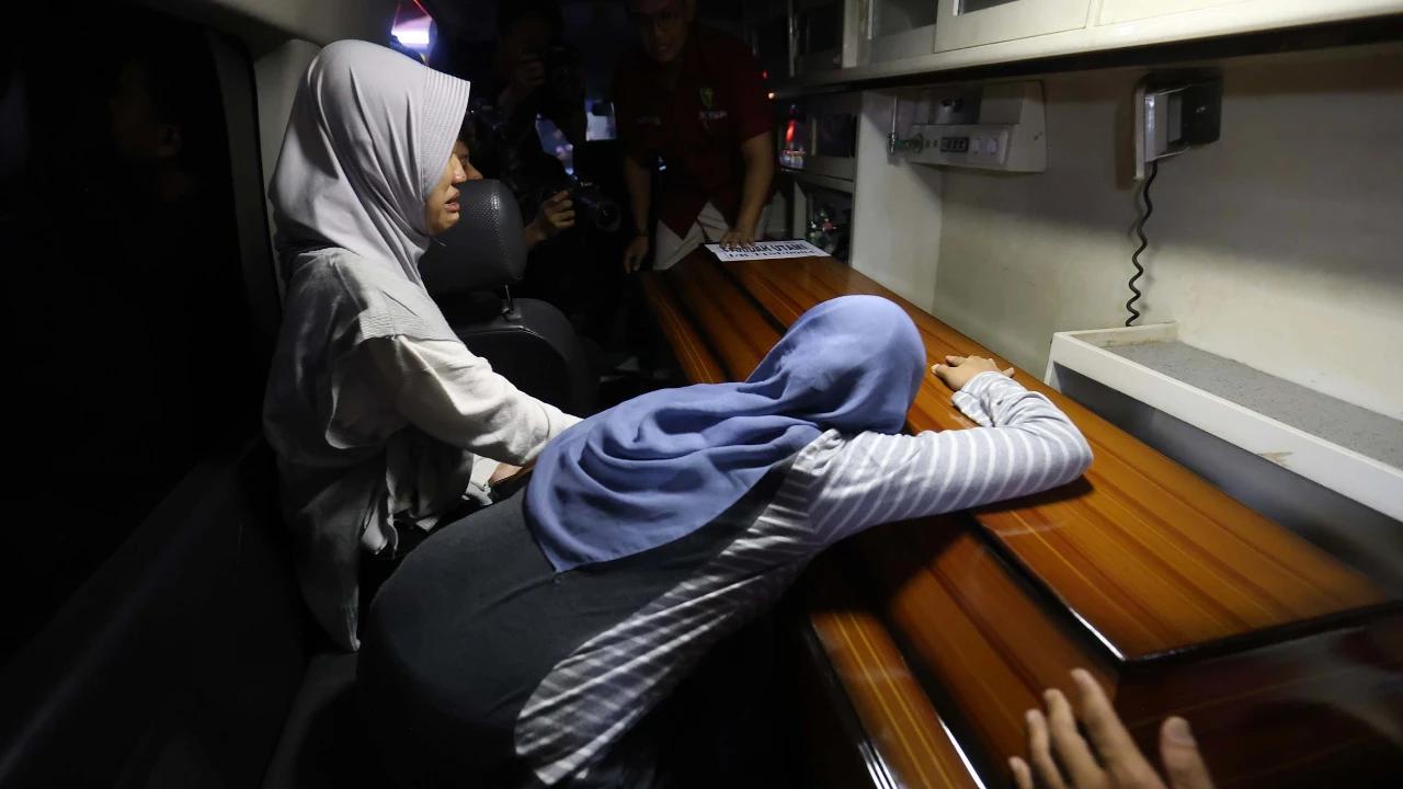FOTO: Tangis Keluarga Iringi Penyerahan Jenasah  Korban Tabrakan Kereta Bekasi