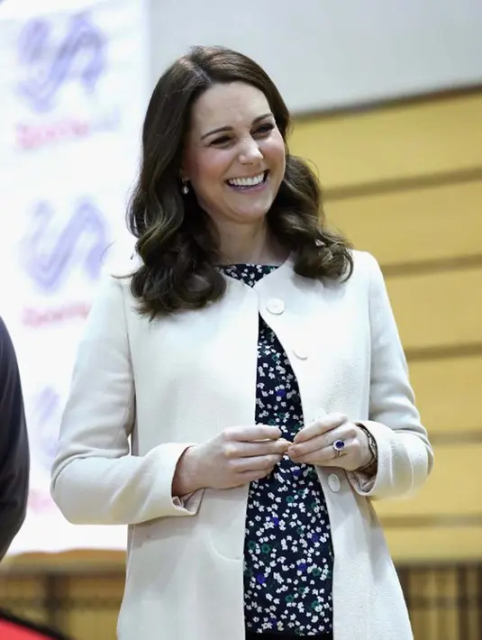 Untuk memperkuat stamina dan daya tahan tubuhnya, Kate pun membawa Black onyx atau liontin onyx hitam. Kabarnya dengan onyx itu juga bisa menjaga stabilitas emosi dan fisik dari Kate. (AFP)