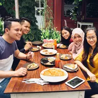 Bukber atau buka bersama identik dengan temu kangen teman sebaya, namun kini bukber bisa menjadi wadah mencari jodoh