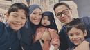 Menikmati malam di Mekah, kebahagiaan terpancar jelas di wajah Alyssa, Dude Harlino, dan anak-anaknya. Tak sedikit netizen yang juga ikut bahagia melihat keluarga artis ini. Baby Lia yang akan genap berusia satu tahun pada April 2025 mendatang sukses bikin gemas dengan ekspresi dan pipi tembamnya. Pakai hijab yang warnanya selaras dengan sang ibunda, Baby Lia tampak lucu. (Liputan6.com/IG/@ichasoebandono)