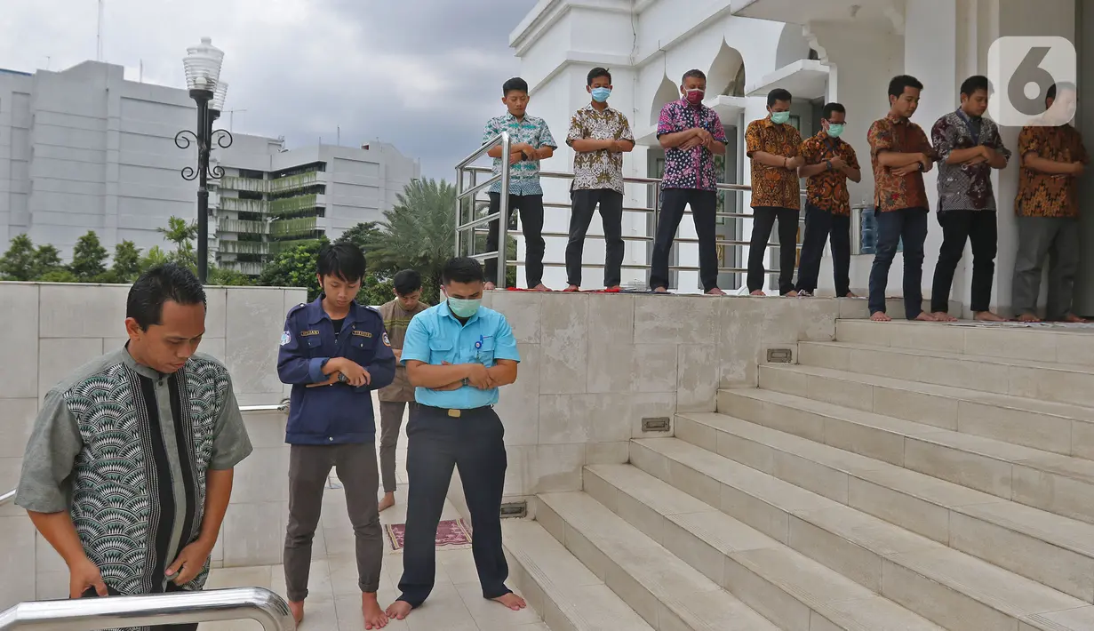 Jemaah melaksanakan Salat Jumat di Masjid Agung Al-Azhar, Jakarta, Jumat (20/3/2020). Ibadah Salat Jumat tetap digelar di Masjid Agung Al-Azhar meski ada imbauan Pemerintah untuk meniadakan kegiatan salat Jumat selama dua pekan ke depan guna mencegah COVID-19. (Liputan6.com/Herman Zakharia)
