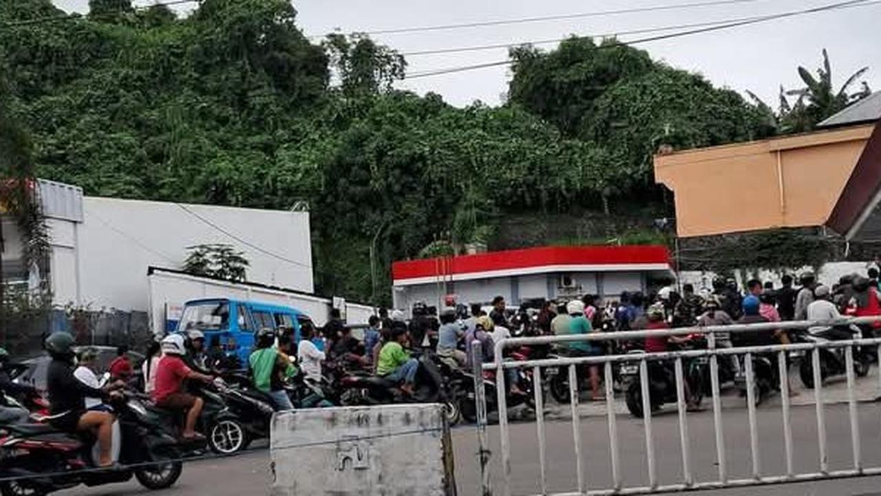 Antrian kendaraan di salah satu SPBU yang terletak di Kota Manado, Sulut, pada Kamis (12/12/2024).