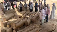 Pada Sabtu 19 Oktober 2019, para arkeolog membuka dua peti mati dari 30 mumi yang ditemukan pada awal tahun ini dengan perkiraan berusia 3.000 tahun. (Twitter/Kementrian Barang Antik Mesir)