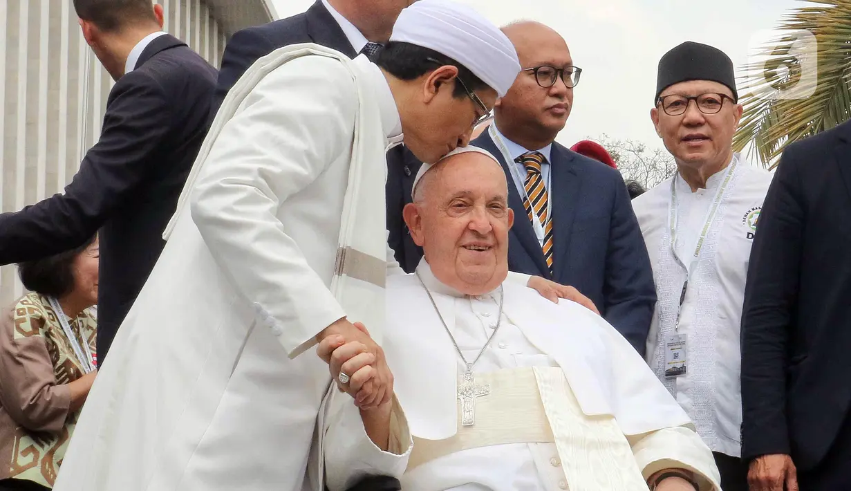 Kedua pemimpin umat beragama tersebut terlihat saling menghormati. Paus Fransiskus mencium tangan Imam Besar Masjid Istiqlal, Nasaruddin Umar. Dan Imam Besar Masjid Istiqlal mencium kepala Paus Fransiskus. (Liputan6.com/Herman Zakharia)