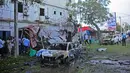 Suasana usai kejadian serangan bom mobil di Mogadishu, Somalia (8/5). Lokasi serangan berada di sebuah restoran dan kedai kopi terkenal di Mogadishu, Italian Cafe. (AFP Photo/Mohamed Abdiwahab)