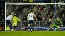 <p>Sepuluh menit kemudian, Tottenham mencetak gol lewat tendangan Kane dari titip putih. Hadiah penalti diberikan setelah Cristian Romero dijatuhkan di kotak terlarang. (AP Photo/Jon Super)</p>