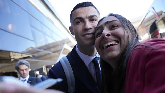 Foto: Cristiano Ronaldo Ladeni Wanita yang Bukan Istrinya Ketika Akan Berangkat ke Qatar