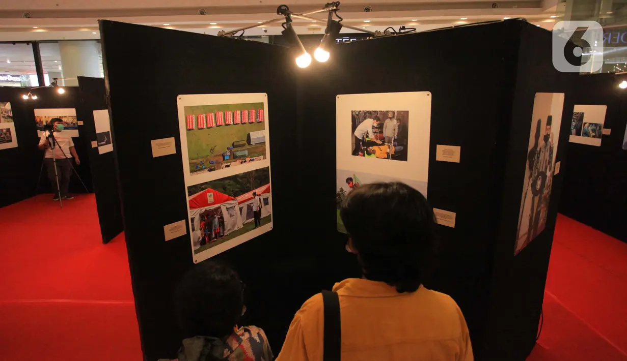 gunjung melihat foto-foto yang dipamerkan dalam pameran foto jurnalistik Indonesia Tangguh Indonesia Tumbuh, di Mal Central Park, Jakarta Barat, kamis (12/8/2021). Pameran foto mengambil tema Indonesia Tangguh, Indonesia Tumbuh. (Liputan6.com/Angga Yuniar)