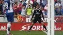 Penyerang Real Madrid, Cristiano Ronaldo melakukan selebrasi usai mencetak gol ke gawang Espanyol pada laga Liga Spanyol di Stadion Power8, Senin (18/5/2015). Real Madrid menang 4-1 atas Espanyol. (Reuters/Albert Gea)