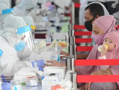 Petugas medis memeriksa warga saat rapid test oleh BIN di Lapangan Kantor Kecamatan Pamulang, Tangerang Selatan, Banten, Kamis (2/7/2020). BIN menggelar rapid test gratis terhadap 800 warga Pamulang untuk memutus mata rantai penyebaran virus corona COVID-19. (merdeka.com/Arie Basuki)