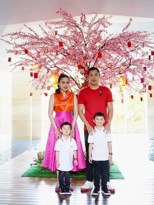 Begitu juga saat merayakan Imlek 2023. Sandra Dewi lebih memilih warna fuchsia pink yang melambangkan keberuntungan menurut feng shui. [@sandradewi88]