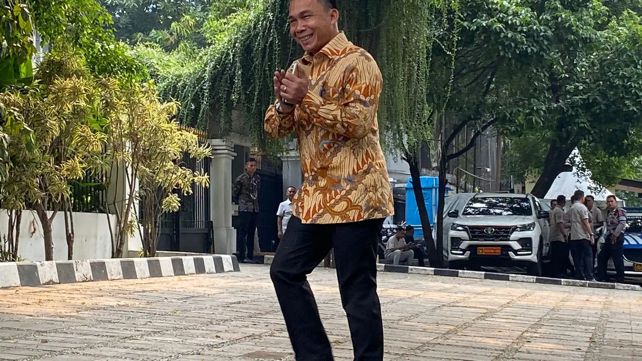 Mantan Bupati Batang Wihaji hadir di Kertanegara saat Prabowo Subianto memanggil calon menteri di kabinet mendatang.
