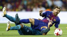 Lionel Messi menerima kartu kuning pada menit ke-40 pada laga Piala Super Spanyol 2017 di Camp Nou stadium,Barcelona, (13/8/2017). Real Madrid menang 3-1. (AP/Manu Fernandez)