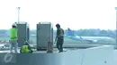 Pekerja tengah menyelesaikan proyek di Bandara Soekarno Hatta, Tangerang, Rabu (20/7). Badan Pusat Statistik  menyebutkan upah buruh bangunan naik pada periode Juni 2016. (Liputan6.com/ Angga Yuniar)
