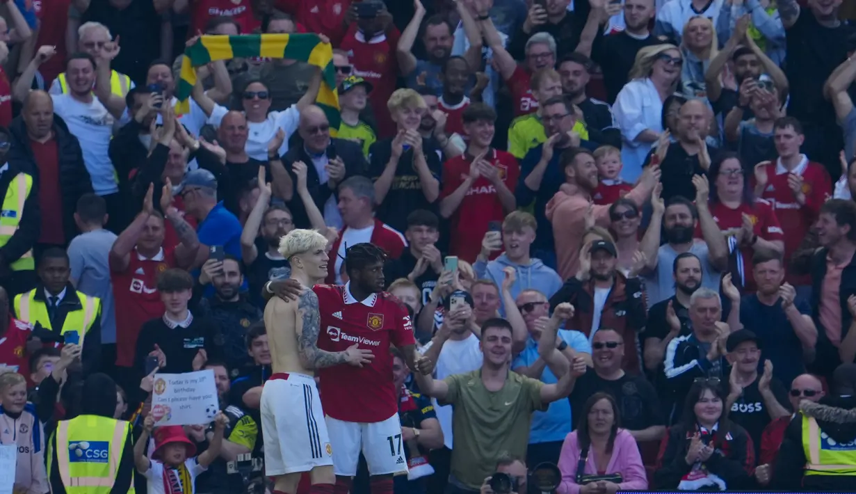 <p>Gelandang Manchester United, Alejandro Garnacho (kiri) berselebrasi dengan rekannya Fred setelah mencetak gol ke gawang Wolverhampton pada pertandingan lanjutan Liga Inggris di stadion Old Trafford di Manchester, Inggris, Sabtu, 13 Mei 2023. (AP Photo/Jon Super)</p>