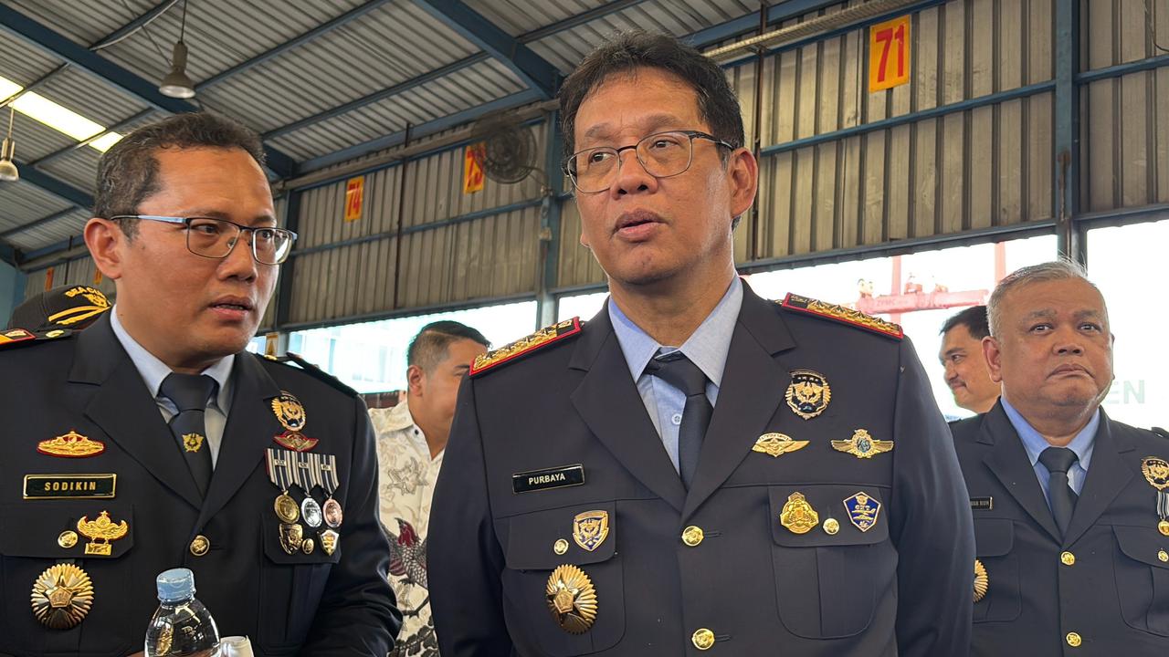 Sidak Mendadak! Menkeu Purbaya Tinjau Kontainer Impor China di Tanjung Priok
