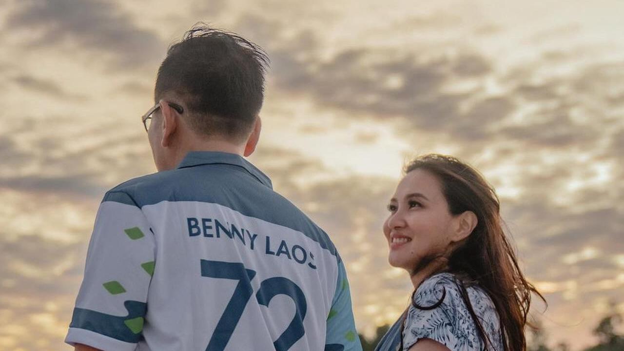 Kini Tinggal Kenangan, Intip Momen Mesra Cagub Maluku Utara Benny Laos dengan Istri Bikin Baper
