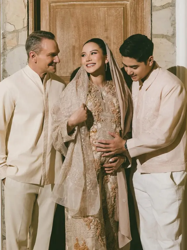 Aura Keibuan Alyssa Daguise Makin Terpancar dalam Busana Sapto Djojokartiko di Tasyakuran 7 Bulanan