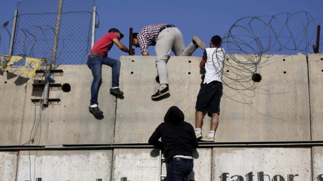 Perjuangan pria Palestina panjat tembok demi Jumatan di Al-Aqsa