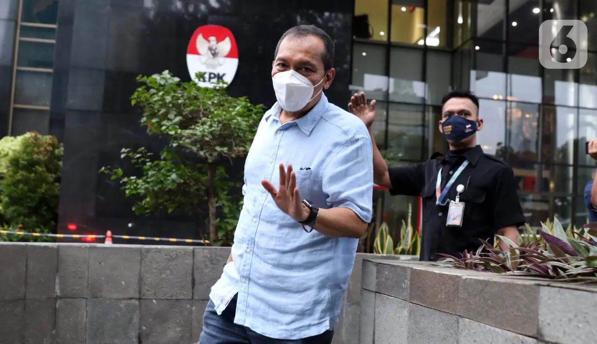 Mantan Wakil Ketua KPK, Saut Situmorang berjalan meninggalkan Gedung Merah Putih KPK, Jakarta, Senin (7/12/2020). Kedatangan Saut Situmorang untuk mengikuti diskusi menyusul berlakunya UU No.19 Tahun 2019 yang menitikberatkan pada upaya pencegahan korupsi. (Liputan6.com/Helmi Fithriansyah)