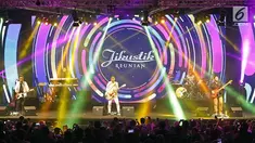 Aksi panggung Jikustik bersama mantan vokalisnya, Pongki Barata (tengah) dalam konser bertajuk 'Jikustik Reunian' di Grand Pasific Hall, Yogyakarta, Jumat (29/3). Sekitar 10 tahun berpisah, Jikustik kembali hadir dengan formasi awal mereka. (Fimela.com/Bambang E. Ros)