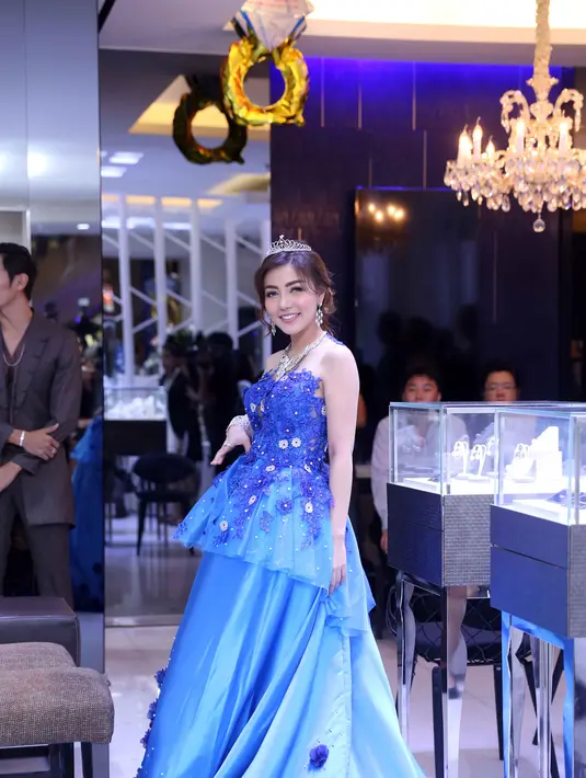 "Aku diberi kemudahan sekali. Di sana orang-orang lebih care ke aku. Padahal mereka enggak kenal tapi pada minta foto ke aku," ujar Bella Sophie di kawasan Grogol, Jakarta Barat, Kamis (29/1/2016). (Nurwahyunan/Bintang.com)