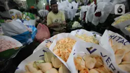 Pedagang merangkai bunga di Pasar Rawa Belong, Jakarta, Jumat (29/10/2021). Para pedagang bunga di Pasar Bunga Rawa Belong mulai kembali mendapatkan pembeli dengan skala besar untuk acara-acara pernikahan atau acara besar lainnya. (Liputan6.com/Johan Tallo)