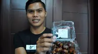 Mantan penyerang Arema, Andrianto, dengan cilok bakar andalannya. (Bola.com/Iwan Setiawan)