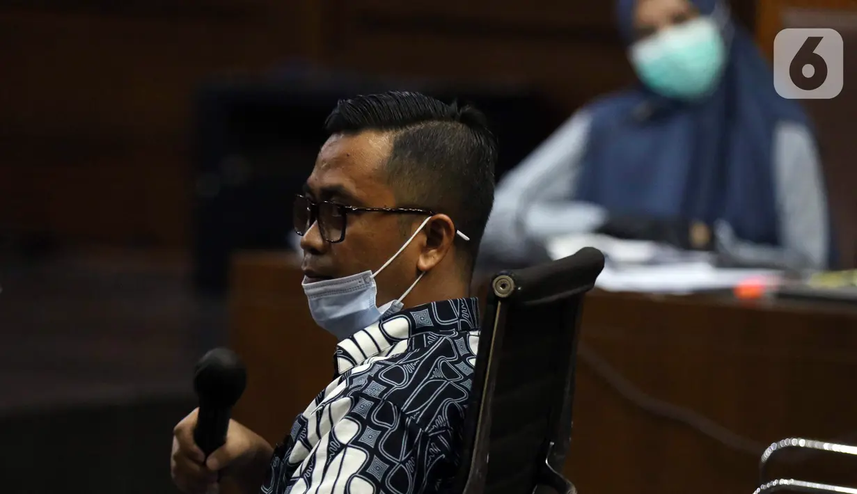 Andi Irfan Jaya saat menjadi saksi pada sidang lanjutan dugaan suap dan tindak pidana pencucian uang terkait pengurusan fatwa Mahkamah Agung untuk Djoko S Tjandra dengan terdakwa Pinangki Sirna Malasari di Pengadilan Tipikor, Jakarta, Senin (7/12/2020). (Liputan6.com/Helmi Fithriansyah)