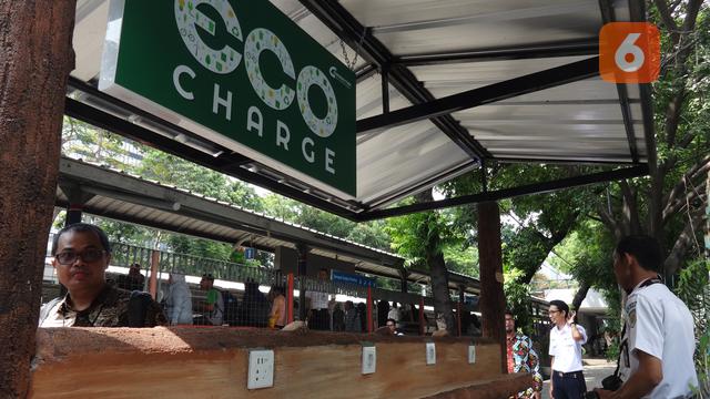 Charger booth bertenaga surya di Stasiun Sudirman. (Liputan6.com/Adhita Diansyavira)