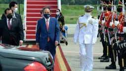 Perdana Menteri Jepang Yoshihide Suga berjalan menuju mobilnya setibanya di Bandara Halim Perdanakusuma, Jakarta, 20 Oktober 2020. Lawatan kenegaraan tersebut dalam rangka meningkatkan hubungan bilateral antar kedua negara. (Indonesian Presidential Palace via AP)