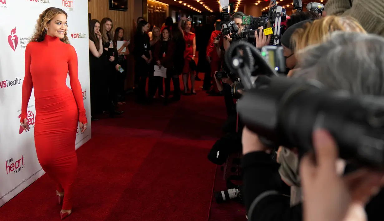 Rita Ora menghadiri American Heart Association's Go Red for Women Red Dress Collection Concert di Jazz at Lincoln Center, New York, Amerika Serikat, 1 Februari 2023. Rita melintasi karpet merah dengan ansambel merah tua yang mencolok. (Photo by Charles Sykes/Invision/AP)